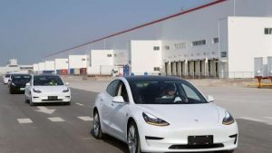 Тесла снижает цену китайской модели 3 на 10%, чтобы претендовать на субсидии для электромобилей.